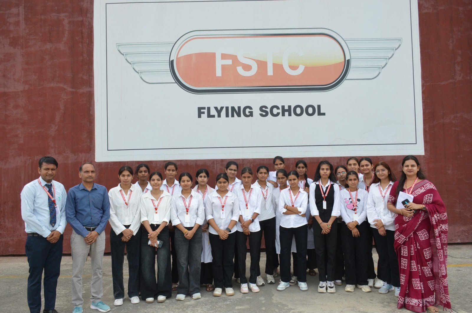 विद्यार्थियों ने FST FLYING SCHOOL , बाछोद का किया औद्योगिक भ्रमण