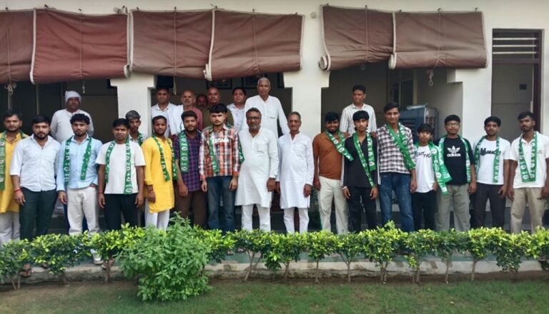 जिला प्रधान राजपाल और पूर्व विधायक मंडोला की मौजूदगी में धारूहेड़ा के युवाओं ने कार्यक्रम में उत्साह के साथ भाग लिया