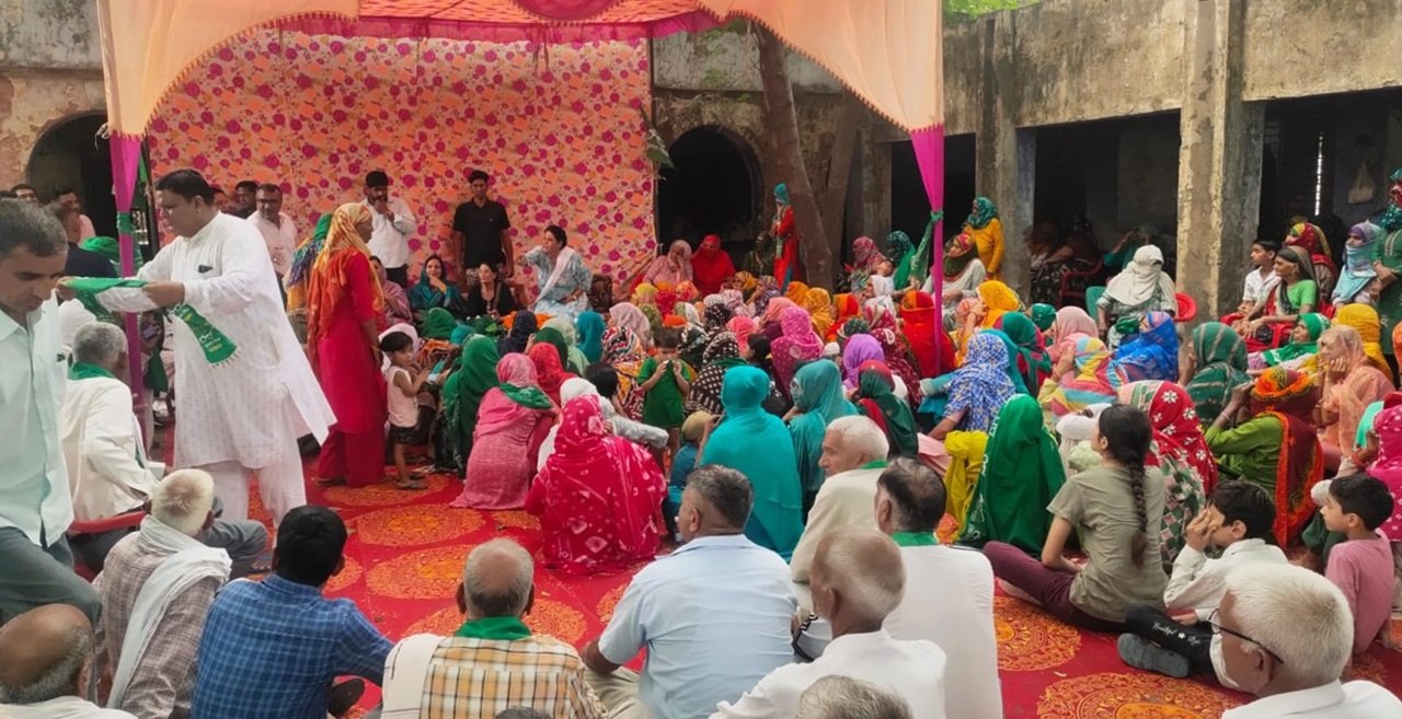धारूहेड़ा: इनेलो की महिला प्रदेश प्रभारी सुनैना चौटाला सोमवार को धारूहेड़ा के गांव बुडानी पहुंचीं।