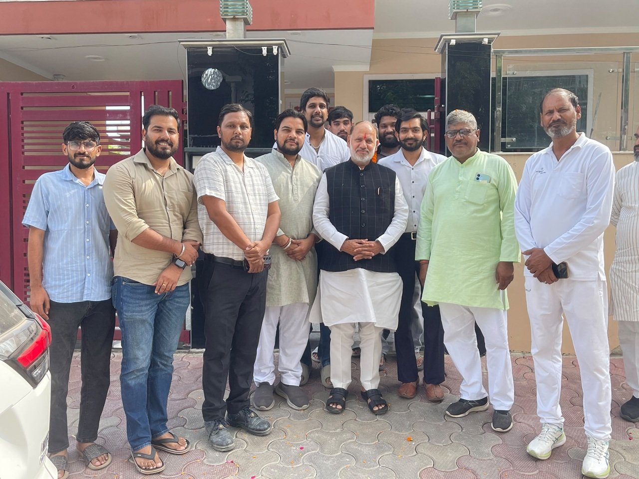धारूहेड़ा पहुंचे भाजपा राष्ट्रीय मंत्री जेपी छावड़ी: कार्यकर्ताओं ने किया जोरदार स्वागत धारूहेड़ा में भाजपा राष्ट्रीय मंत्री जेपी छावड़ी का स्वागत करते हुए भाजपाई
