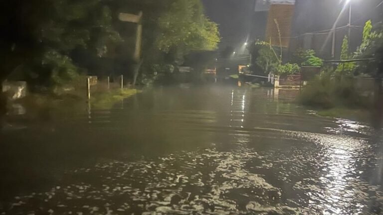 धारूहेड़ा में फिर भरा भिवाड़ी का काला पानी, सड़कें जलमग्न