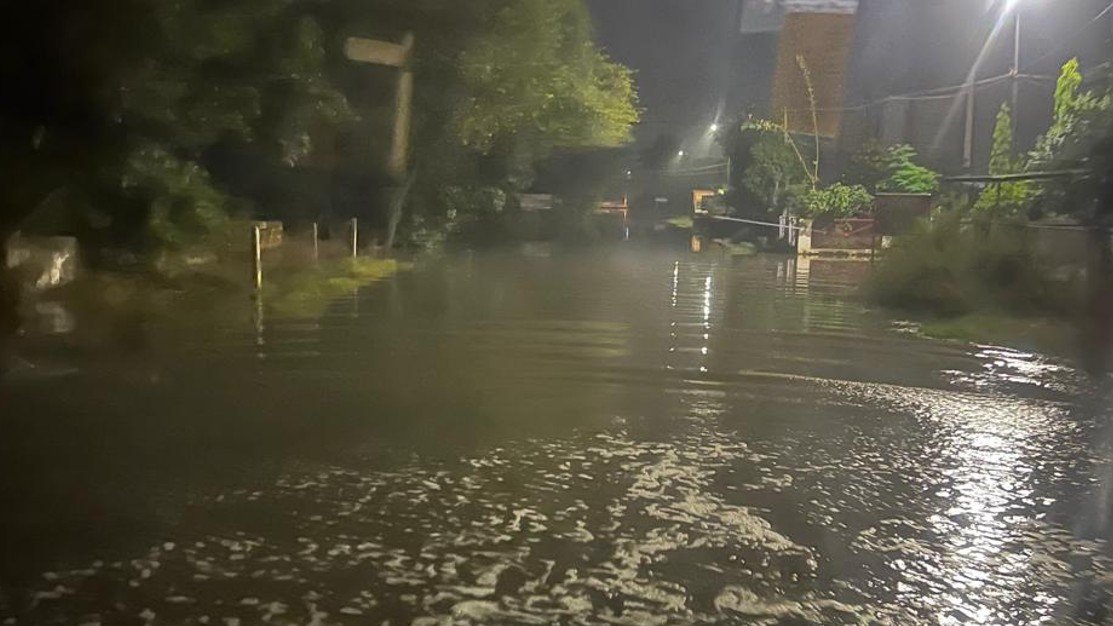 धारूहेड़ा में फिर भरा भिवाड़ी का काला पानी, सड़कें जलमग्न