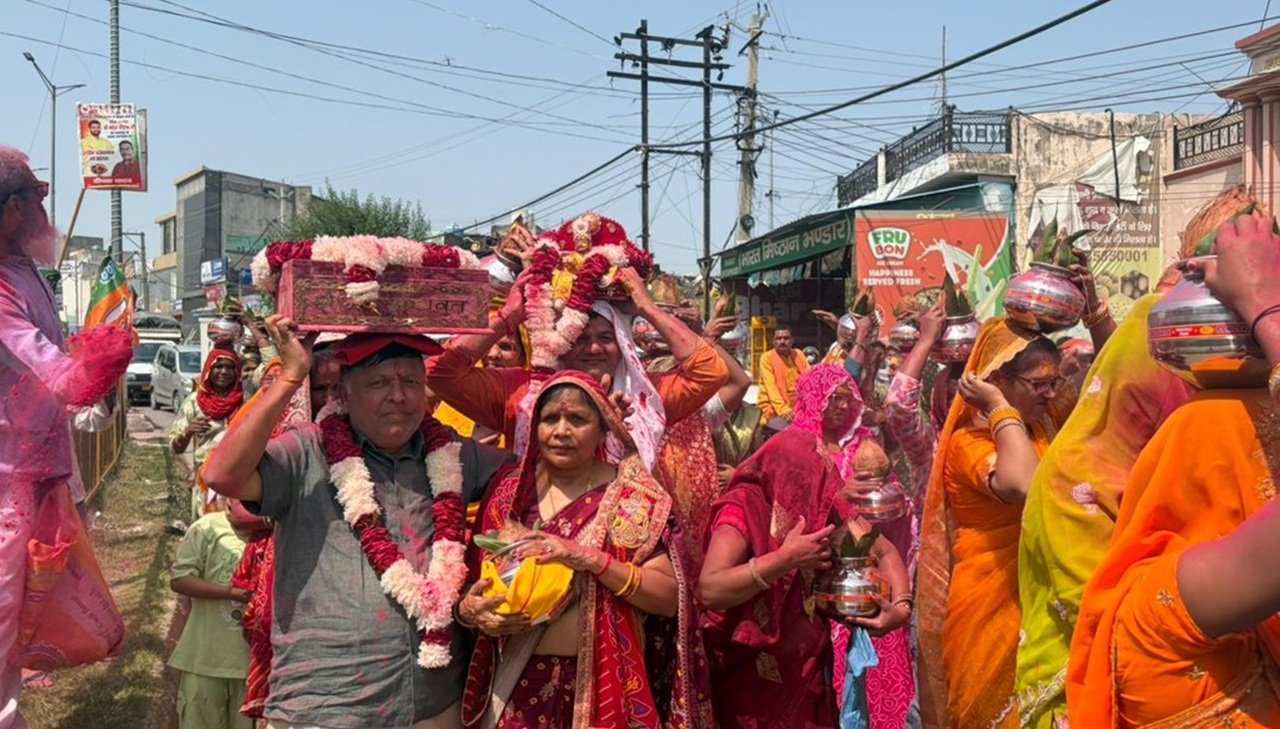 धारूहेड़ा: श्रीमद्भागवत कथा के शुभारंभ पर निकाली गई कलश यात्रा में उमडी भीड