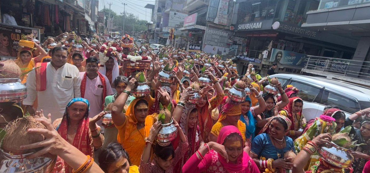 धारूहेड़ा:   श्रीमद्भागवत कथा के शुभारंभ पर निकाली गई कलश यात्रा में उमडी भीड