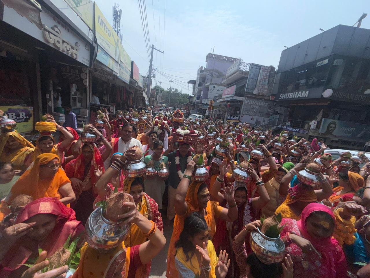 धारूहेड़ा:   श्रीमद्भागवत कथा के शुभारंभ पर निकाली गई कलश यात्रा में उमडी भीड