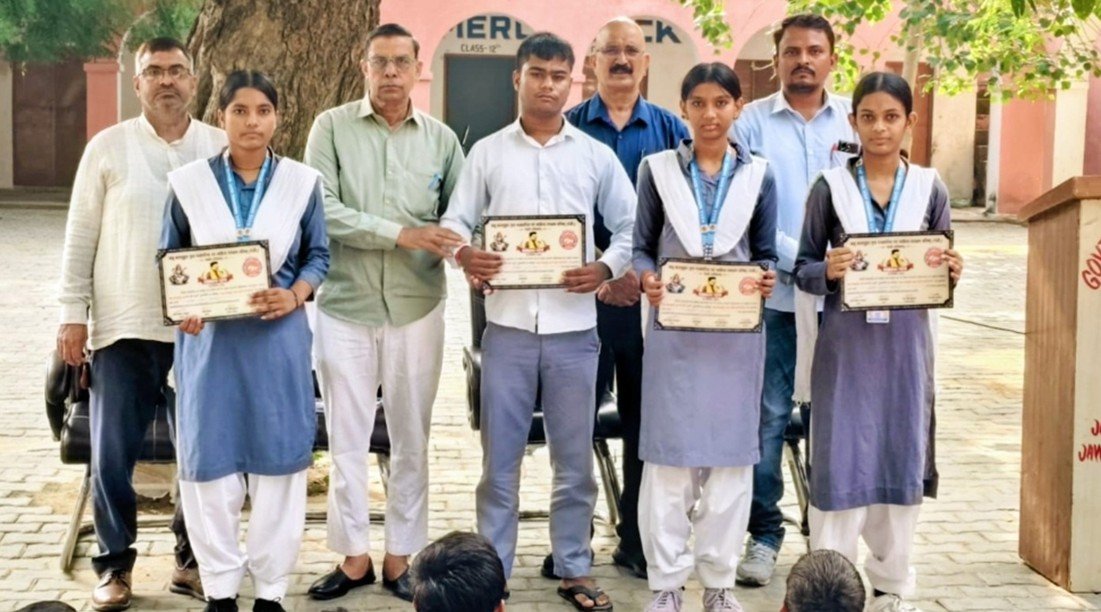 करनावास के सरकारी स्कूल में बाबू बालमुकुंद गुप्त हिंदी सप्ताह के कार्यक्रम में मौजूद अतिथि, शिक्षक और विद्यार्थी