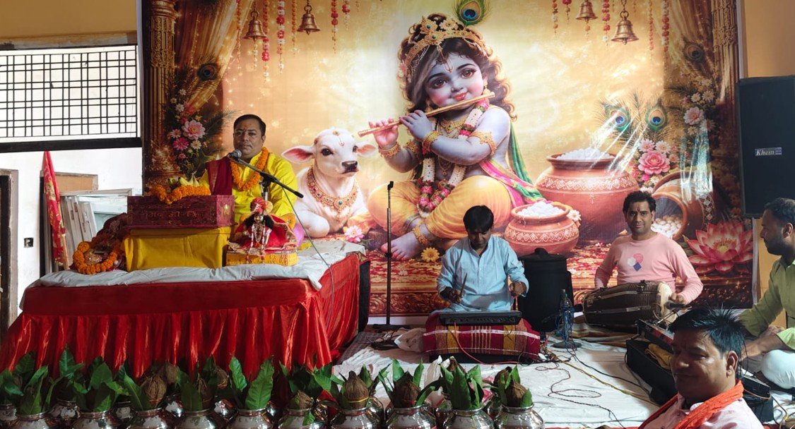 धारूहेड़ा : प्राचीन शिव मंदिर में आयोजित सात दिवसीय श्रीमद्भागवत कथा ज्ञान महायज्ञ में बुधवार को श्रद्धालुओं की भारी भीड उमड़ी।