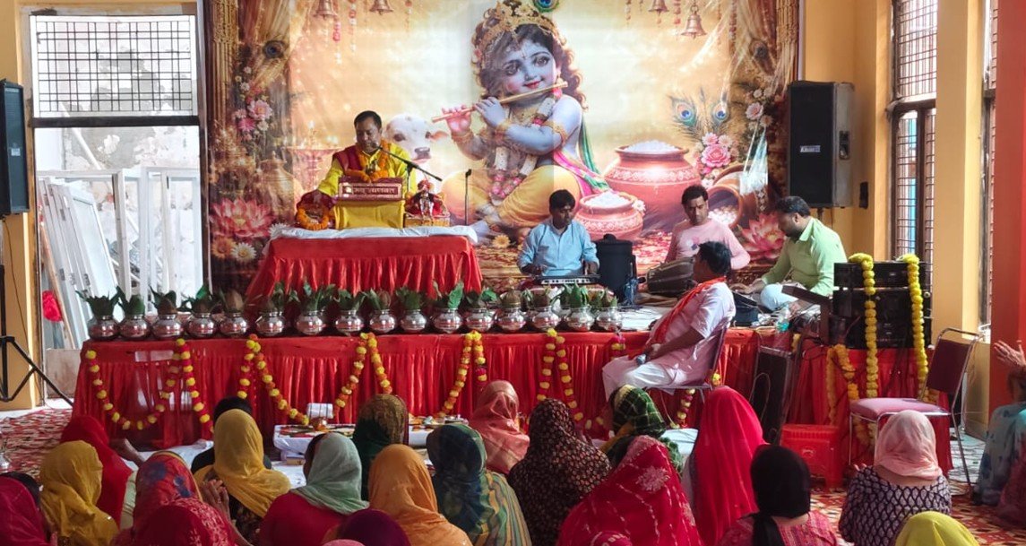 धारूहेड़ा :  प्राचीन शिव मंदिर में आयोजित सात दिवसीय श्रीमद्भागवत कथा ज्ञान महायज्ञ में बुधवार को श्रद्धालुओं की भारी भीड उमड़ी।