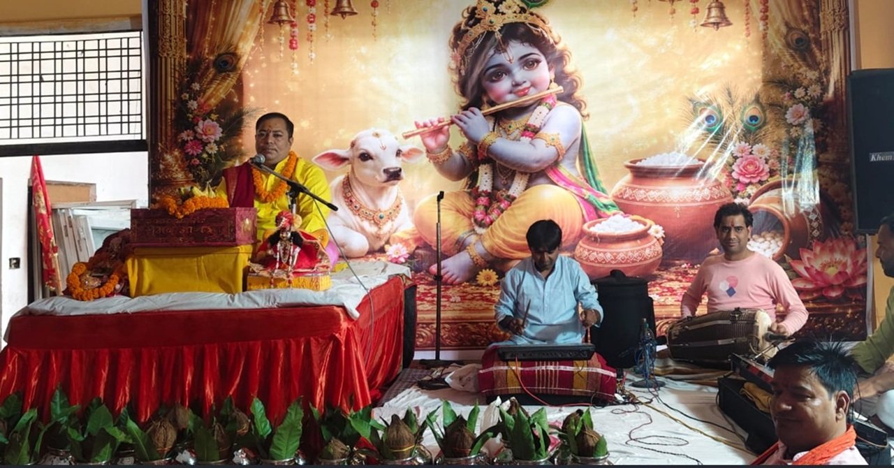 धारूहेड़ा : प्राचीन शिव मंदिर में आयोजित सात दिवसीय श्रीमद्भागवत कथा ज्ञान महायज्ञ में शुक्रवार को श्रद्धालुओं की भारी भीड उमड़ी