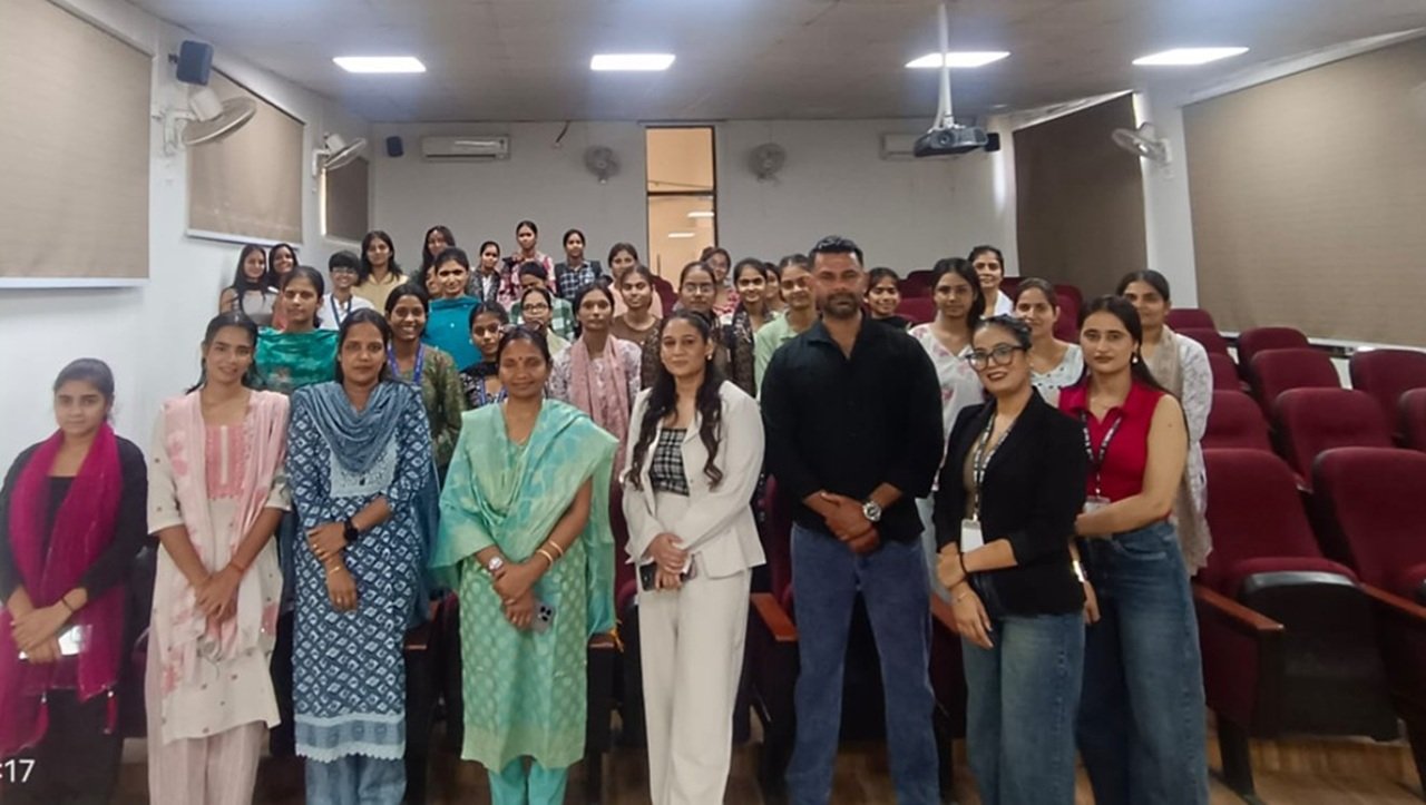 राजकीय महाविद्यालय खारखड़ा की महिला प्रकोष्ठ द्वारा छात्राओं के लिए “Beauty and Wellness” (सौंदर्य एवं वेलनेस) विषय पर एक विस्तार व्याख्यान का आयोज