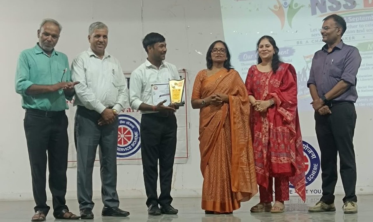 धारूहेड़ा: राजकीय महाविद्यालय खरखड़ा में राष्ट्रीय सेवा योजना (NSS) दिवस के अवसर पर NSS प्रकोष्ठ की ओर से विचार-गोष्ठी एवं सम्मान समारोह का आयोजन किया गया।