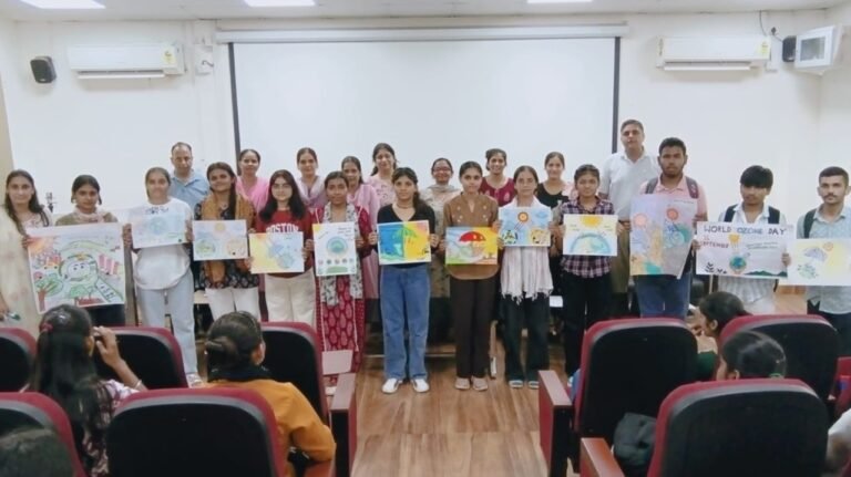 खरखड़ा कॉलेज में पोस्टर मेकिंग प्रतियोगिता, हिमांशु प्रथम और सोनाली द्वितीय