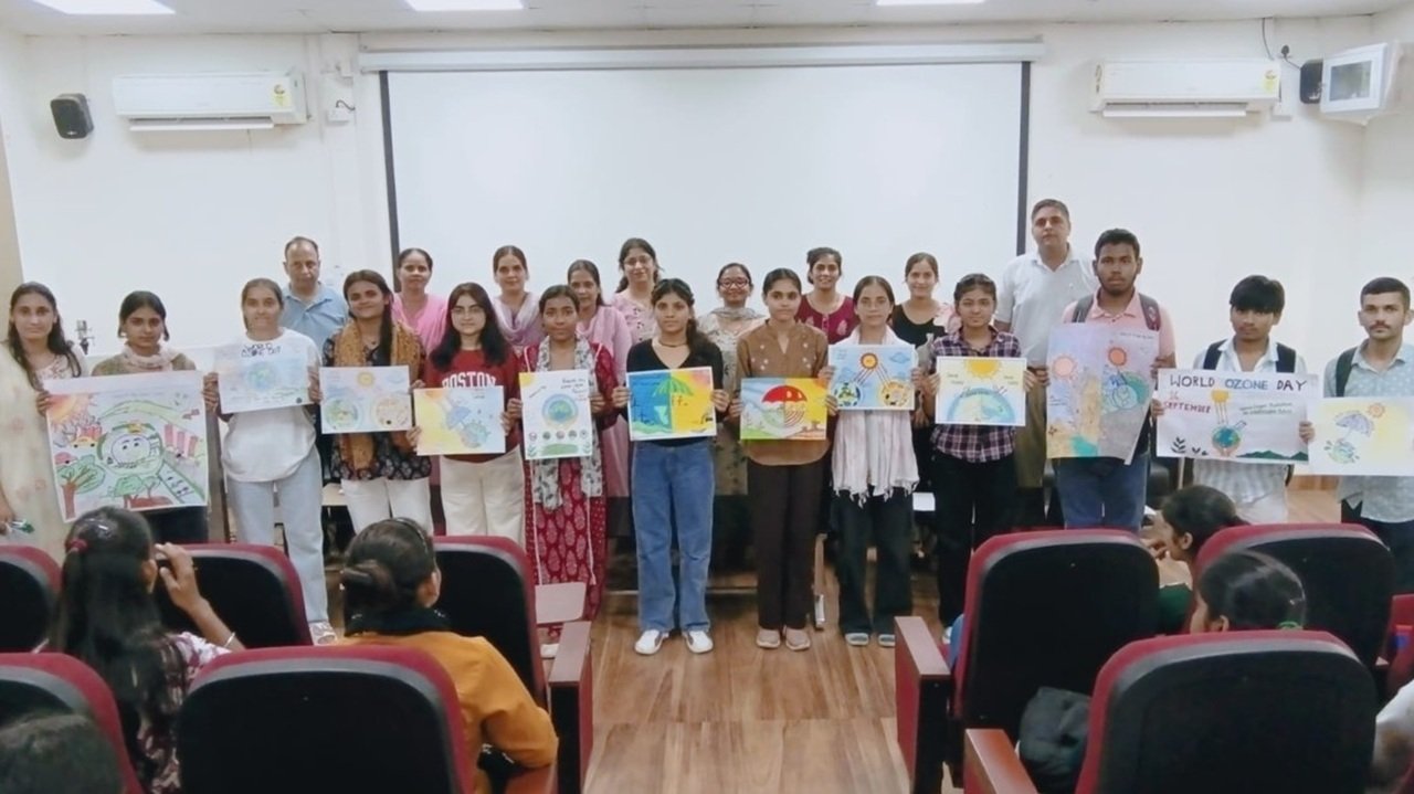 विद्यार्थियों ने पोस्टर के माध्यम से ओजोन परत के संरक्षण और पर्यावरण को बचाने का संदेश दिया।