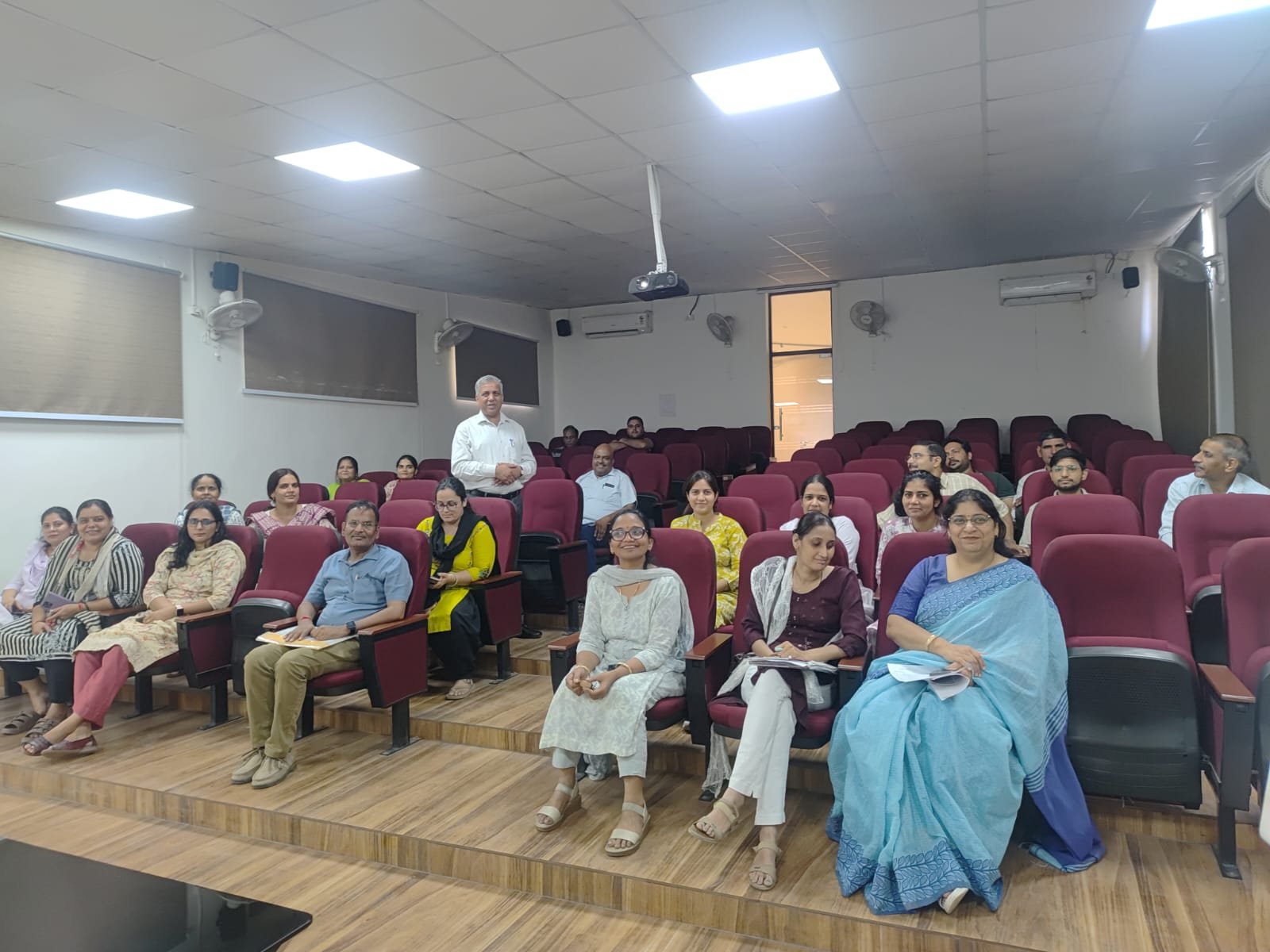धारूहेडा' खरखडा कालेज में आयोजित फैकल्टी डेवलपमेंट प्रोग्राम में मौजूद स्टाफ
