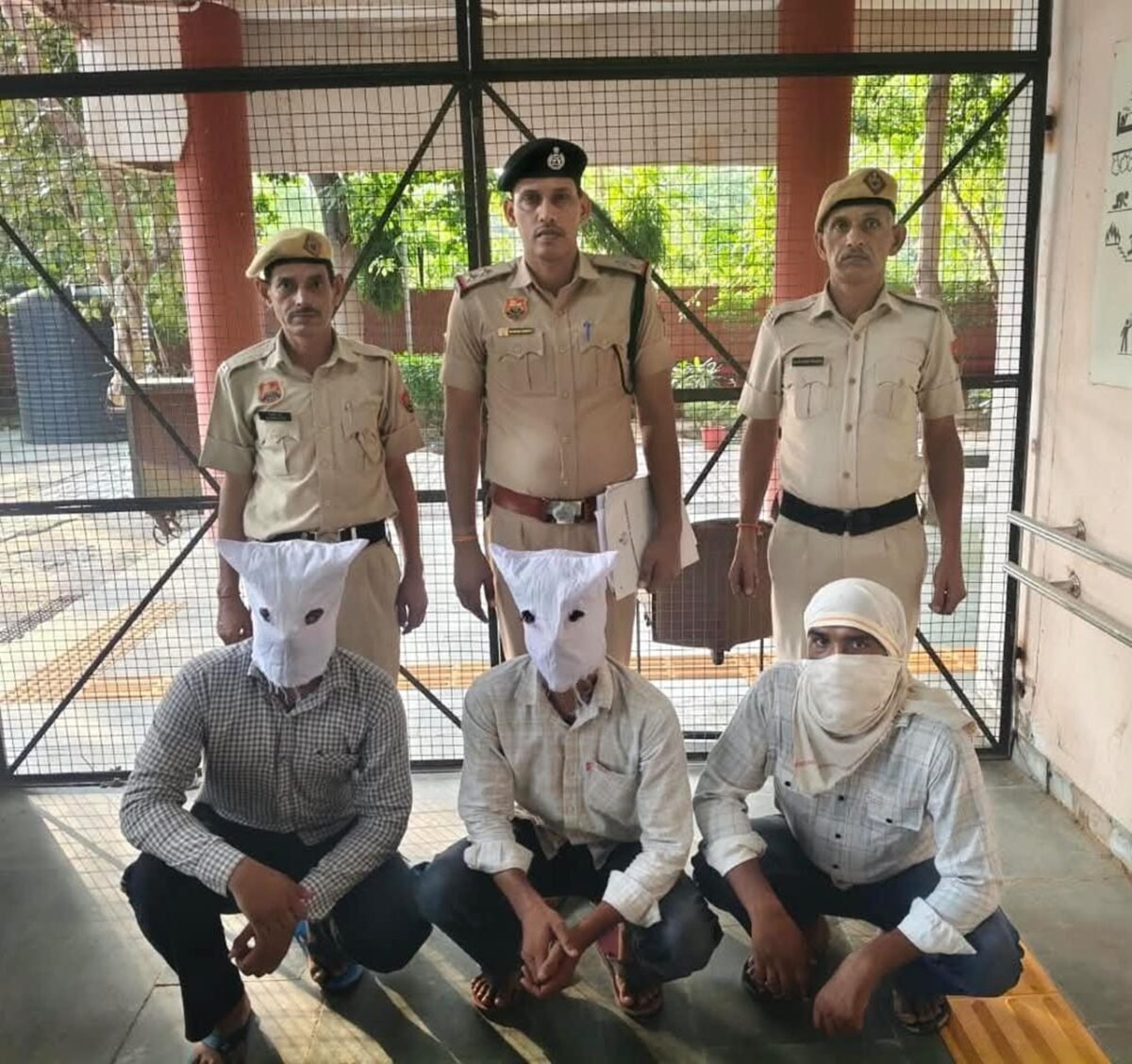 अपहरण कर रंगदारी मांगने के मामले में रेवाड़ी पुलिस ने कुछ ही घंटों में कार्रवाई करते हुए तीन आरोपियों को गिरफ्तार किया