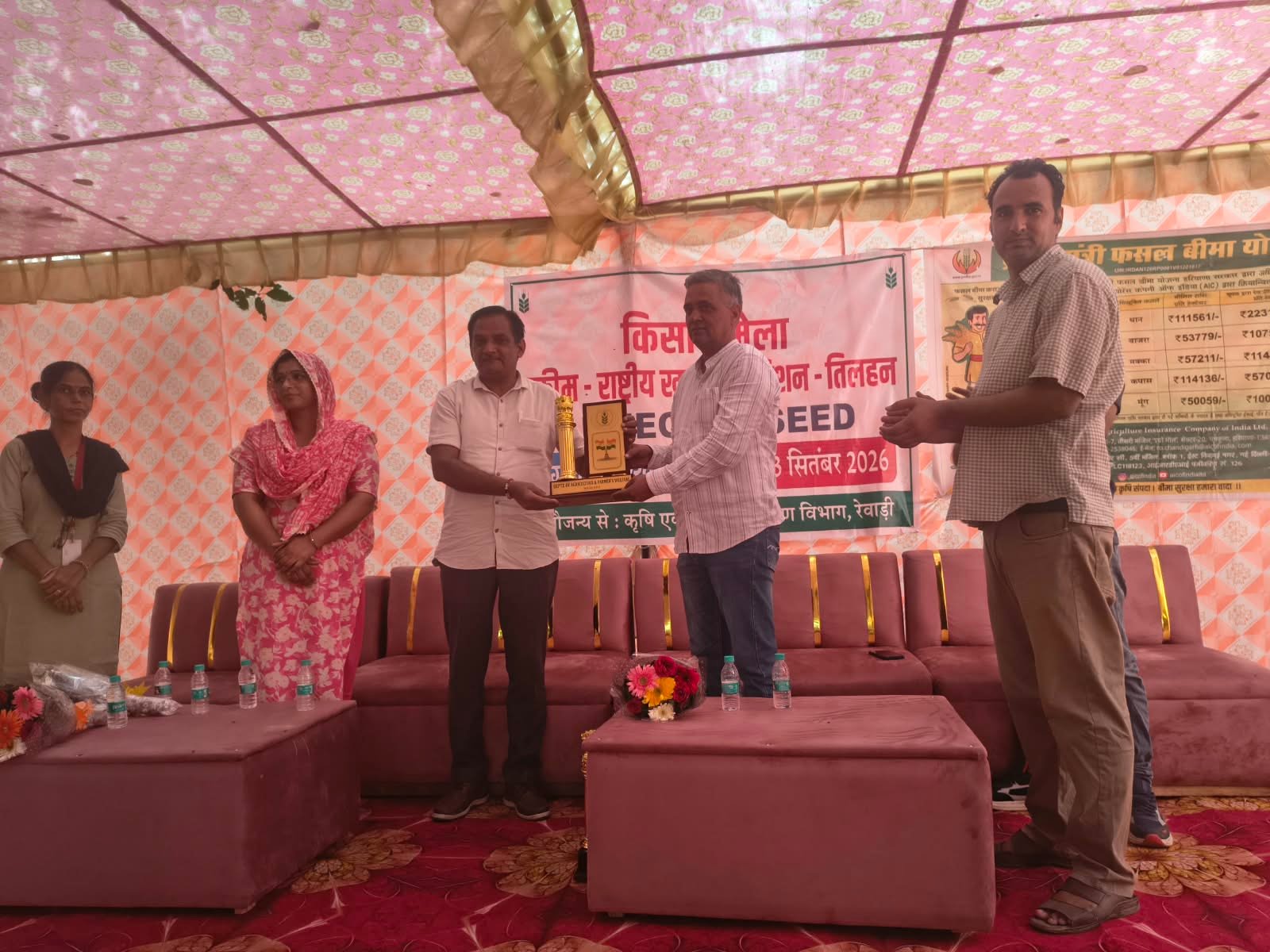 धारूहेड़ा' खरखड़ा में आयोजित किसान मेंले कृषि अधिकारियों का स्वागत करते हुए