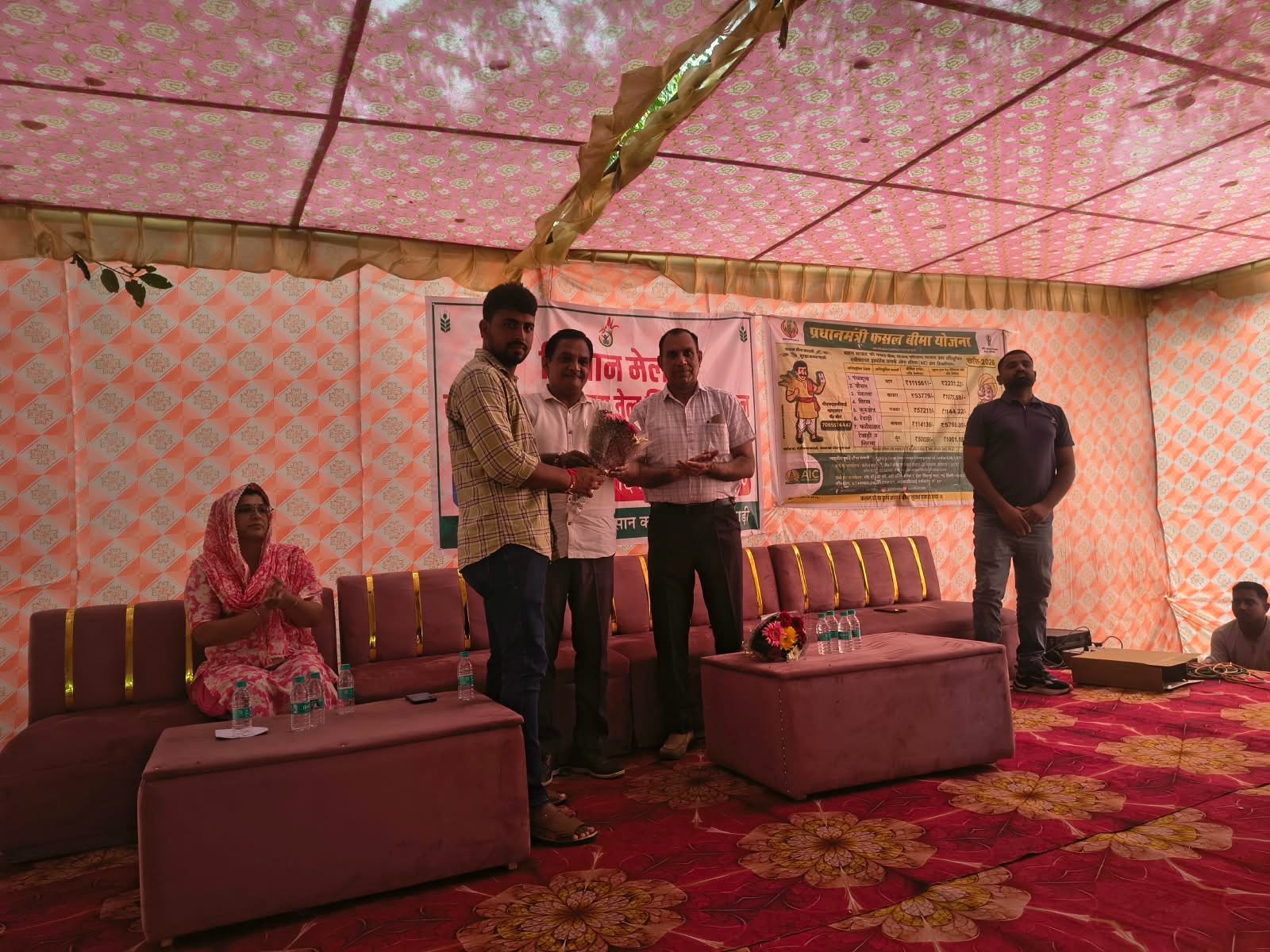 धारूहेड़ा' खरखड़ा में आयोजित किसान मेंले कृषि अधिकारियों का स्वागत करते हुए