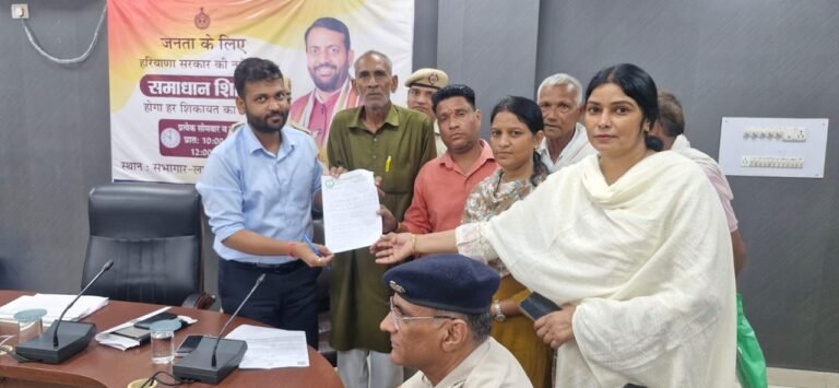 एडीसी को अपनी मांगों का ज्ञापन सौंपा और मांग पूरी न होने पर आंदोलन की  चेतावनी दी।