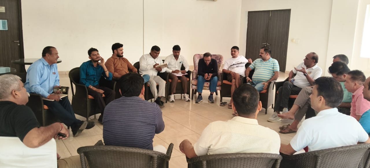 धारूहेड़ा: बैठक में मौजूद M2K सोसायटी में RWA और प्रबंधन टीम