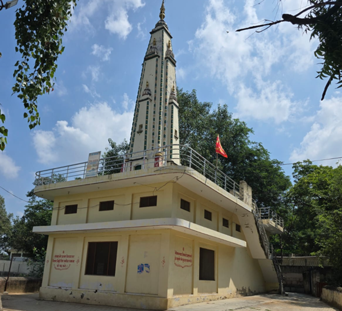 रेवाड़ी: धारूहेड़ा कें गांव नंदरामपुर बास स्थित बाबा मंगलदास जी महाराज मंदिर