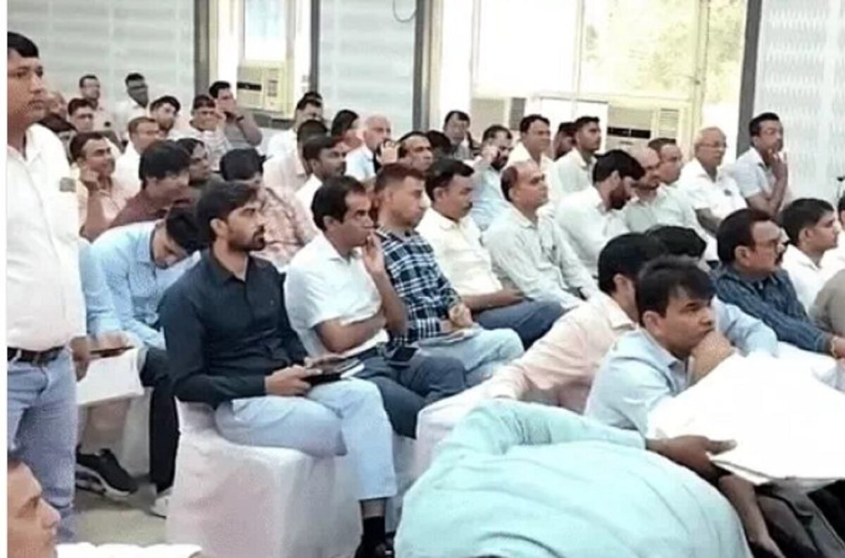 बैठक में मंत्री के समक्ष अपनी शिकायत रखता शिकायतकर्ता।