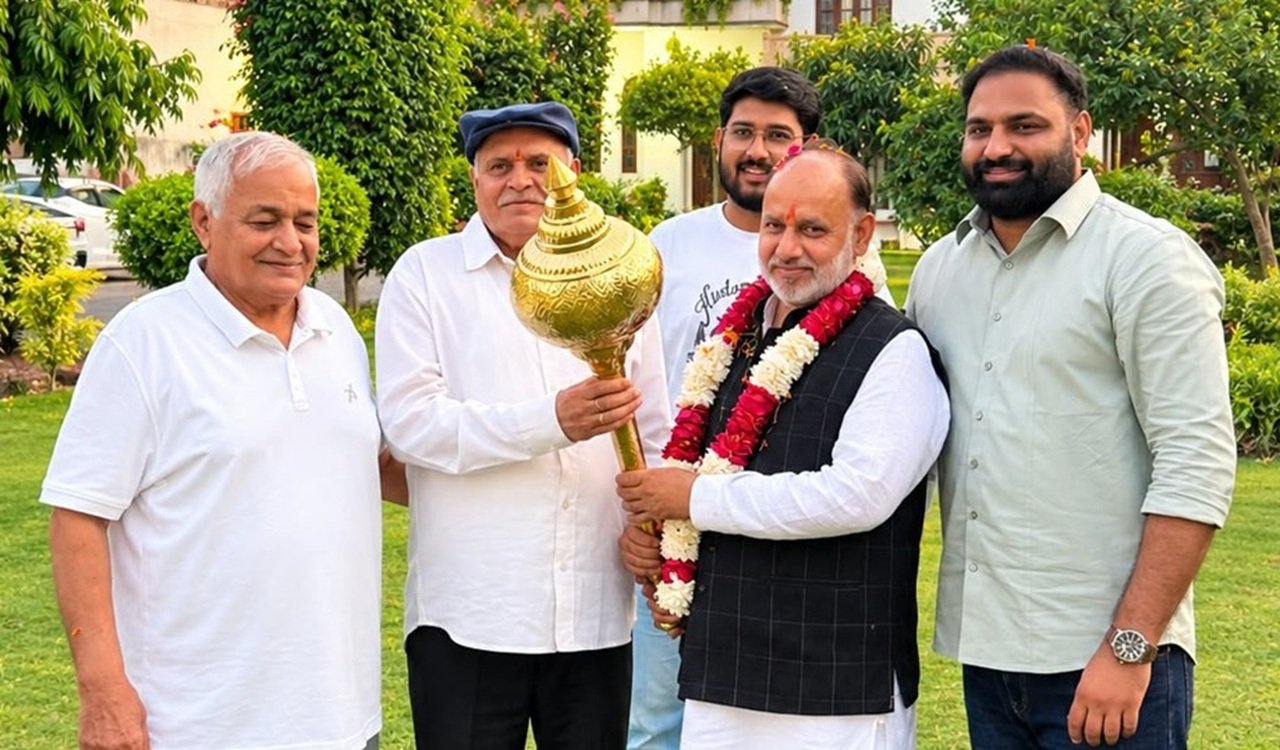 जयप्रकाश के कापड़ीवास पहुंचने पर पूर्व विधायक रणधीर सिंह यादव के भतीजे मुकेश यादव ने उनका स्वागत किया