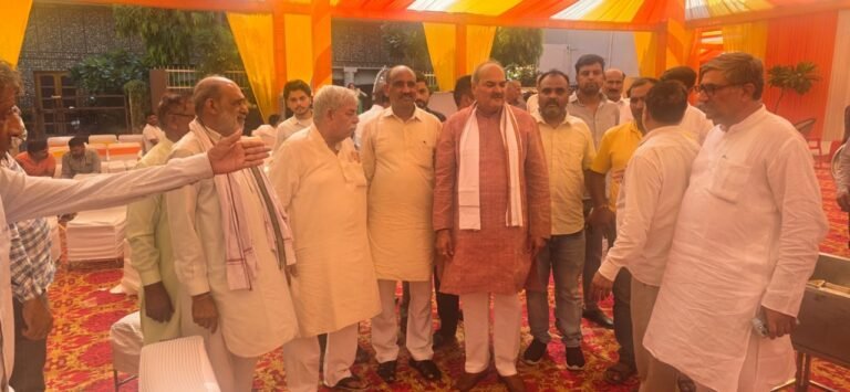 धारूहेड़ा: बड़ी हवेली में मंगलवार को सुंदरकांड का पाठ व हनुमानजी का रोट का आयोजन किया गया।