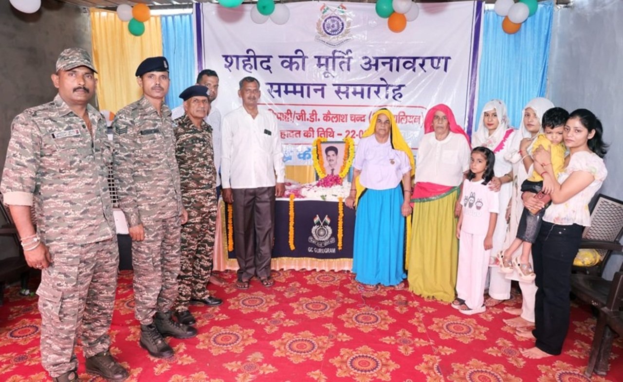 गुड़ियानी में शहीद कैलाश चंद यादव की 56वीं पुण्यतिथि पर श्रद्धांजलि कार्यक्रम: CRPF टीम ने वीरांगना कौशल्या देवी को किया सम्मानित