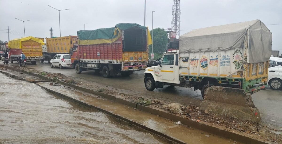 NH 48 पर फिर खुली नालों की पोल: बारिश होते ही जलभराव, लगा जाम NH 48 JAM