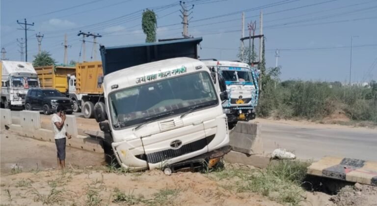 NH 48 पर मालपुरा के पास बैरिकेड से टकराया ट्राला