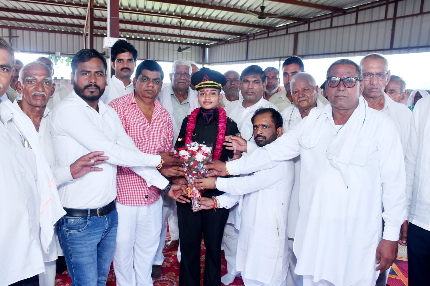 नितिन कुमारी के गांव पहुंचने पर आसपास की पंचायतों के प्रतिनिधियों और ग्रामीणों ने उनका स्वागत कर सम्मानित किया।