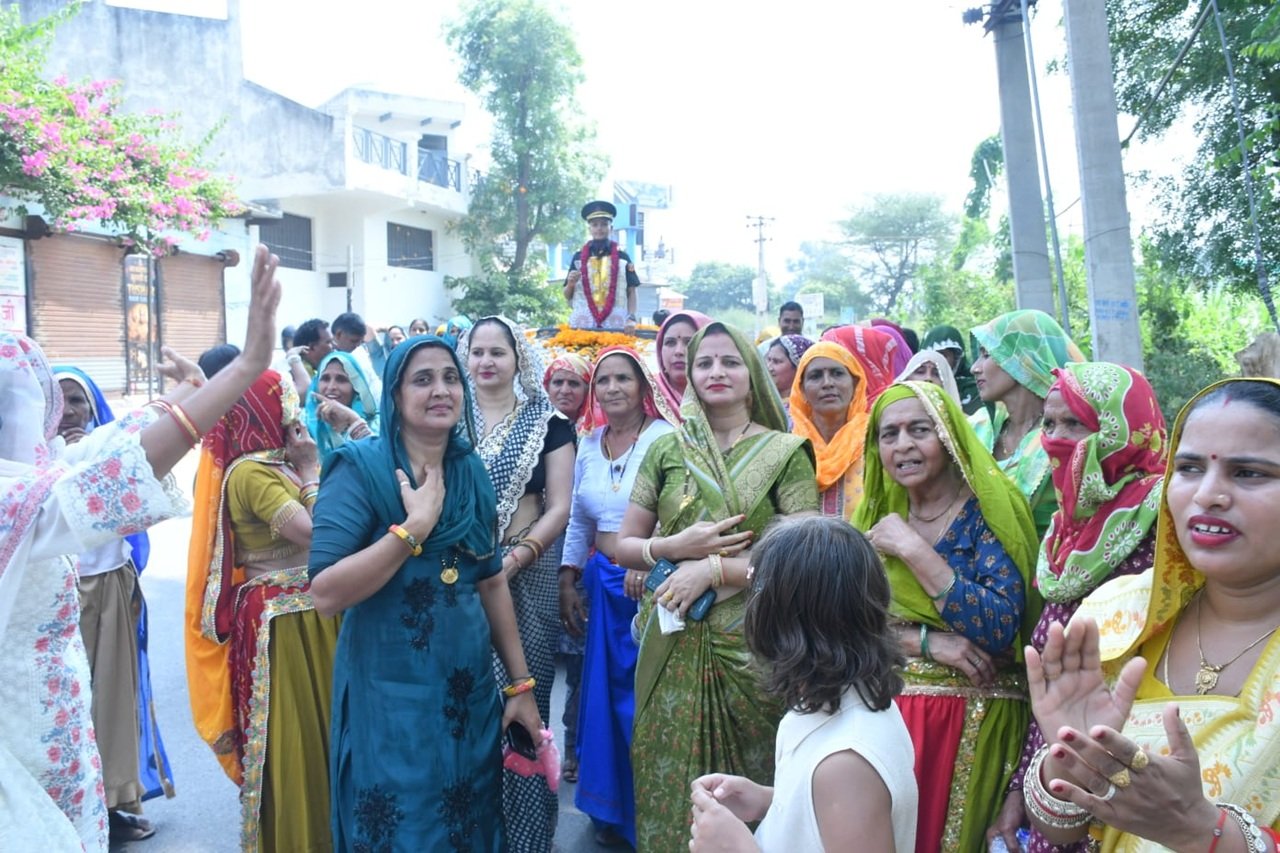 नितिन कुमारी के गांव पहुंचने पर आसपास की पंचायतों के प्रतिनिधियों और ग्रामीणों ने उनका स्वागत कर सम्मानित किया।
