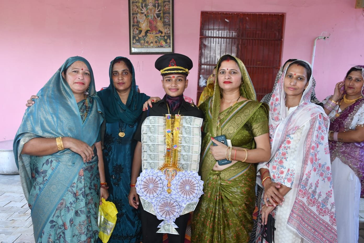 नितिन कुमारी के गांव पहुंचने पर आसपास की पंचायतों के प्रतिनिधियों और ग्रामीणों ने उनका स्वागत कर सम्मानित किया।