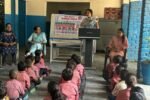 राजकीय कन्या स्कूल में बच्चों को दांतों और मुंह की सफाई के प्रति जागरूक करतीं दंत चिकित्सक।