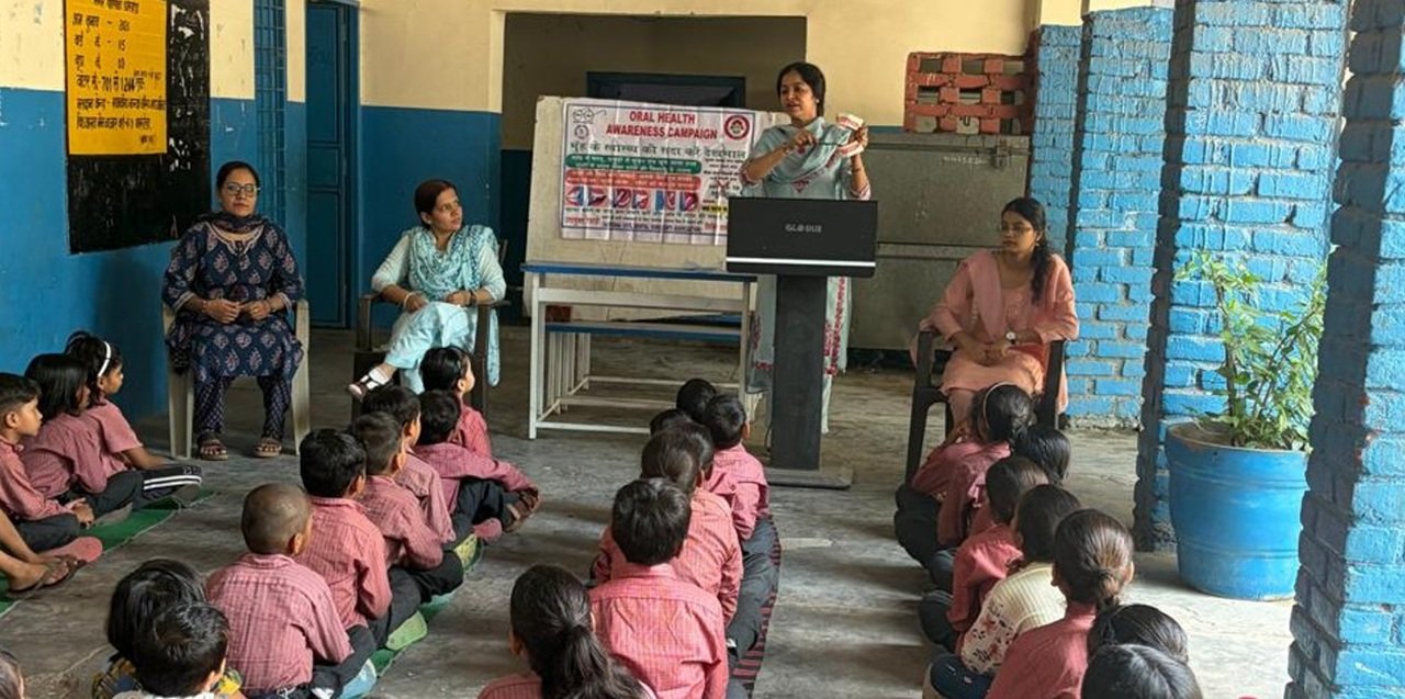 राजकीय कन्या स्कूल में बच्चों को दांतों और मुंह की सफाई के प्रति जागरूक करतीं दंत चिकित्सक।