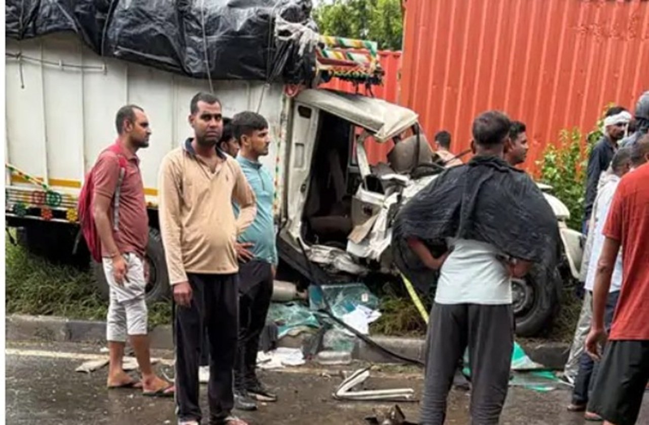 रेवाड़ी में ट्रक और पिकअप की जोरदार भिड़ंत