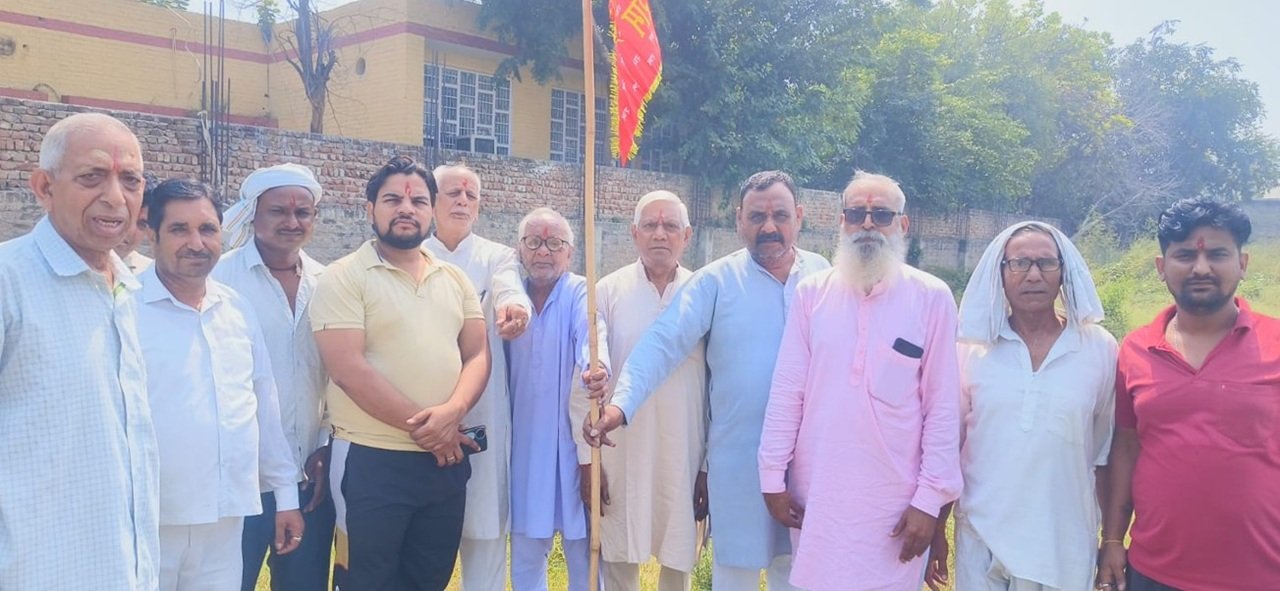 धारूहेड़ा में भूमि पूजन के साथ रामलीला मंचन की तैयारियां शुरू धार्मिक कार्यक्रमों के बीच भूमि पूजन एवं भगवान श्रीराम का ध्वजारोहण किया गया।