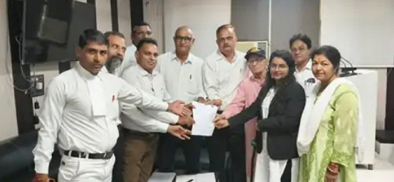 नामांकन करती महिला उम्मीदवार।
