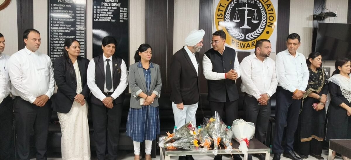 रेवाड़ी। जिला बार एसोसिएशन की नवनिर्वाचित कार्यकारिणी के पदाधिकारियों ने बुधवार को पद एवं गोपनीयता की शपथ ली।