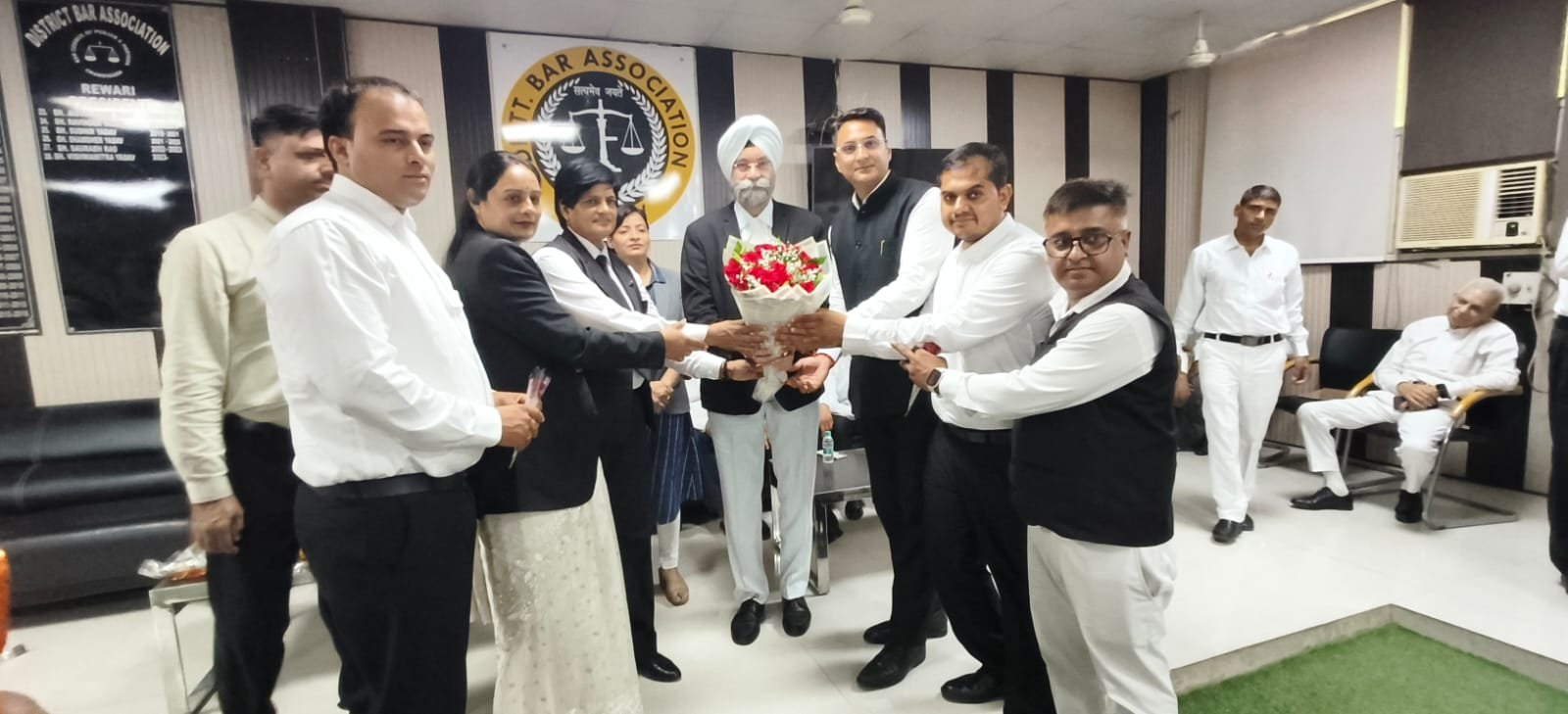 रेवाड़ी। जिला बार एसोसिएशन की नवनिर्वाचित कार्यकारिणी के पदाधिकारियों ने बुधवार को पद एवं गोपनीयता की शपथ ली।