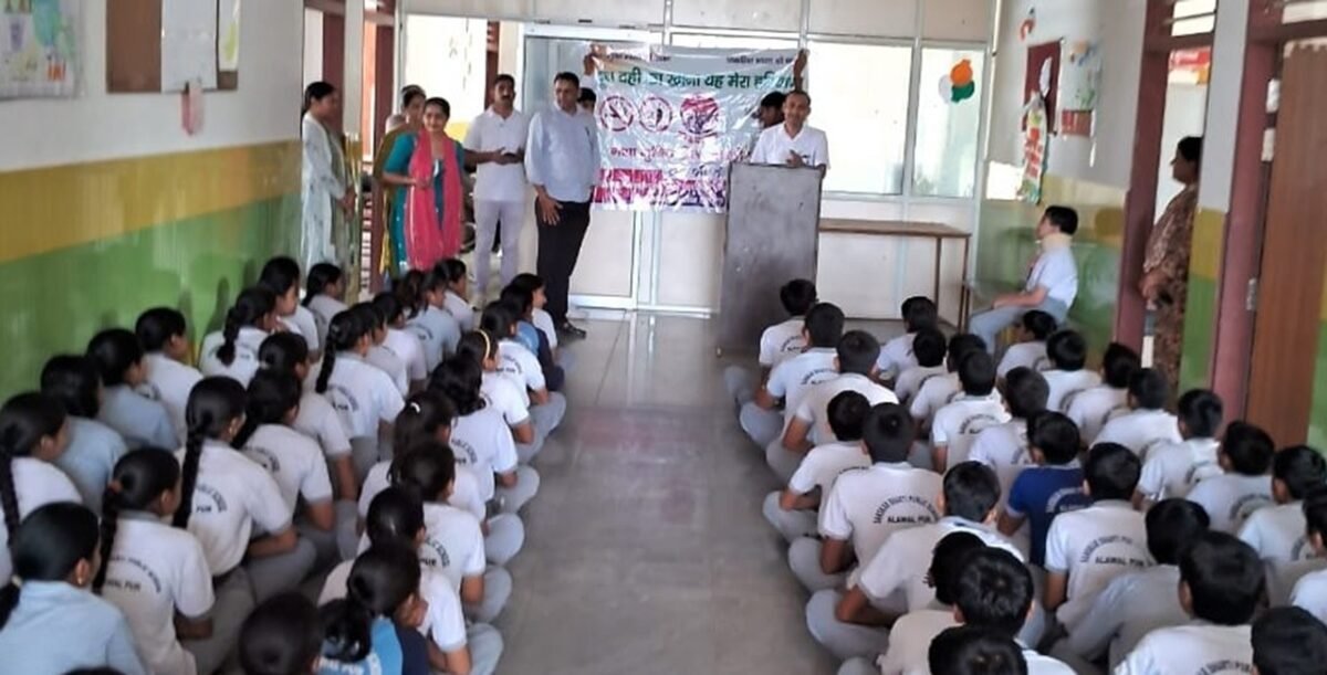 धारूहेड़ा स्कूल में विद्यार्थियों को नशा मुक्ति अभियान के तहत जागरूक करती पुलिस टीम