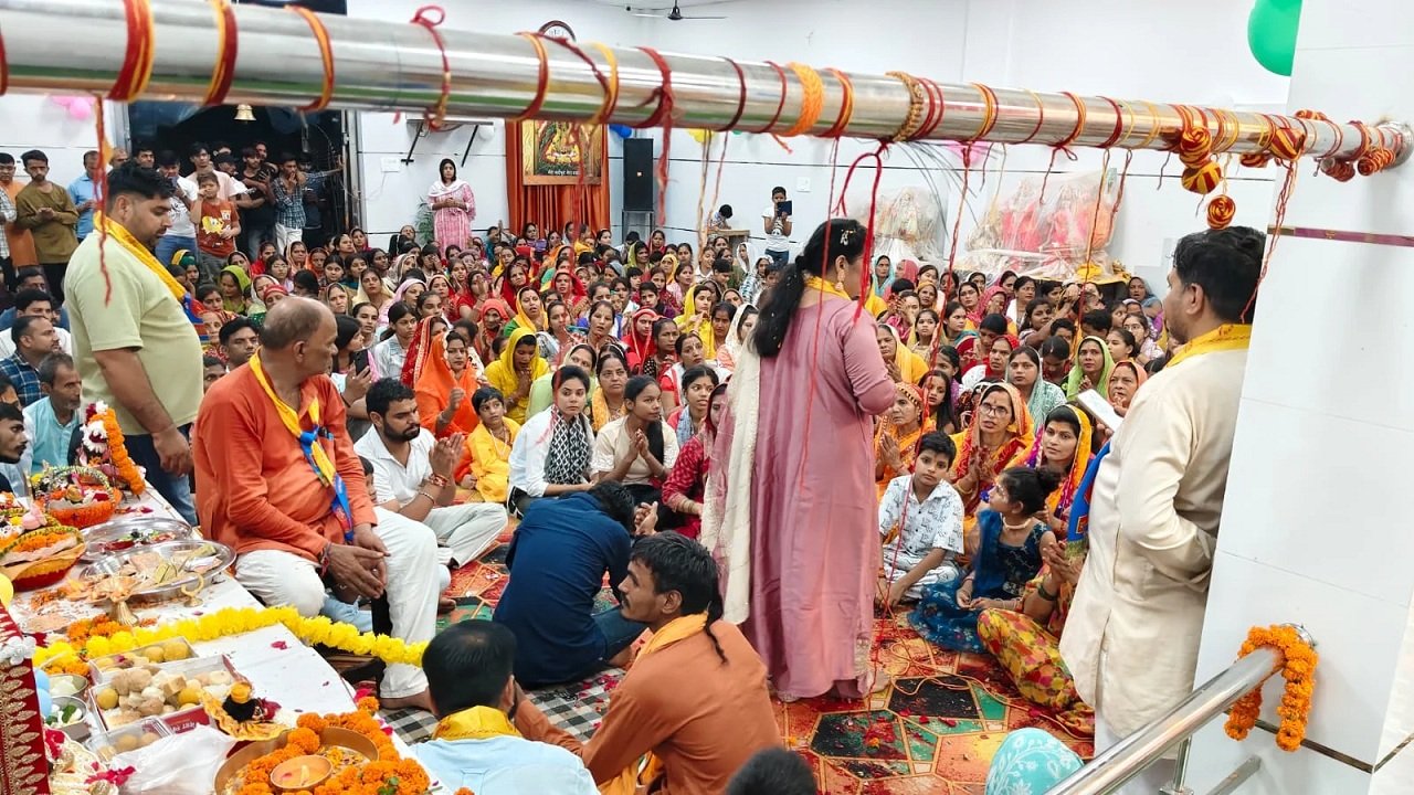 धारूहेड़ा: चेयरमैन अजय जांगडा ने दीप प्रज्जवलित कर जागरण् का किया शुभारंभ धारूहेड़ा : श्री श्याम जागरण का शुभारंभ करते हुए चेयरमैन अजय जांगडा