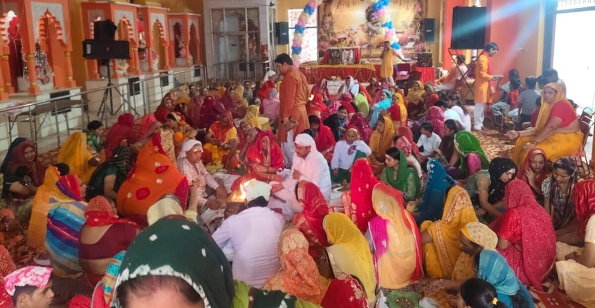 प्राचीन शिव मंदिर में सात दिवसीय श्रीमद्भागवत कथा का समापन: हवन यज्ञ और विशाल भंडारे का आयोजन धारूहेड़ा: प्राचीन शिव मंदिर में सात दिवसीय श्रीमद्भागवत कथा के समापन हवन में आहूति देते श्रद्धालु