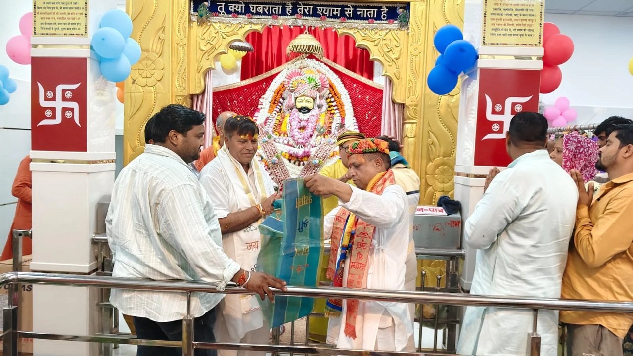 धारूहेड़ा: चेयरमैन अजय जांगडा ने दीप प्रज्जवलित कर जागरण् का किया शुभारंभ धारूहेड़ा : श्री श्याम जागरण का शुभारंभ करते हुए चेयरमैन अजय जांगडा