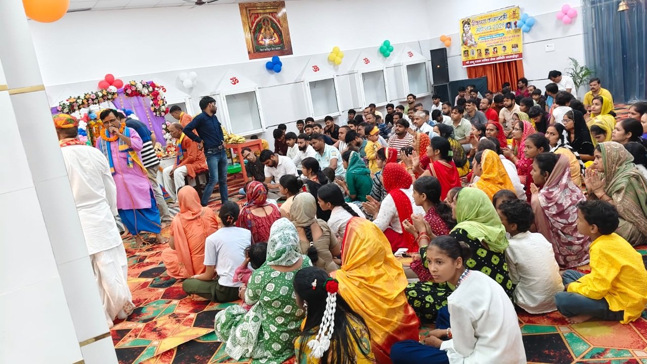 धारूहेड़ा :   नपा उपचेयरमैन अमन राव ने दीप प्रज्वलित कर किया श्री श्याम जागरण का शुभारंभ