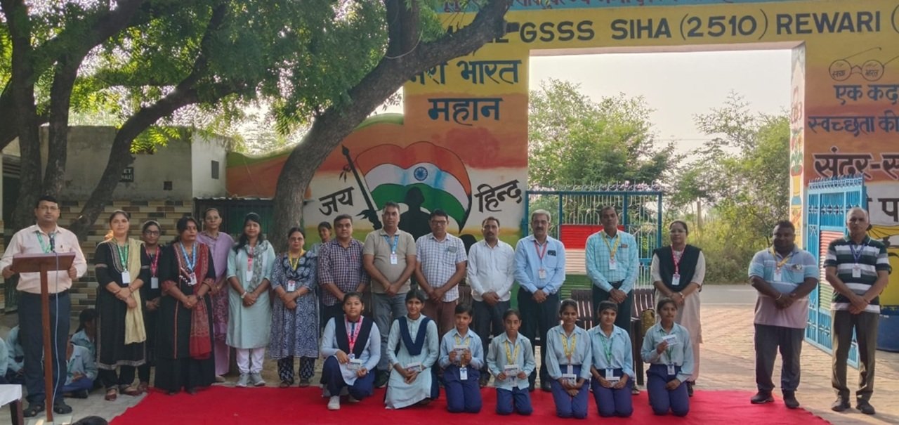 सेवा संकल्प अभियान के विजेता विद्यार्थियों के साथ प्राचार्य, पूर्व पंच सुदेश और स्टाफ सदस्य।