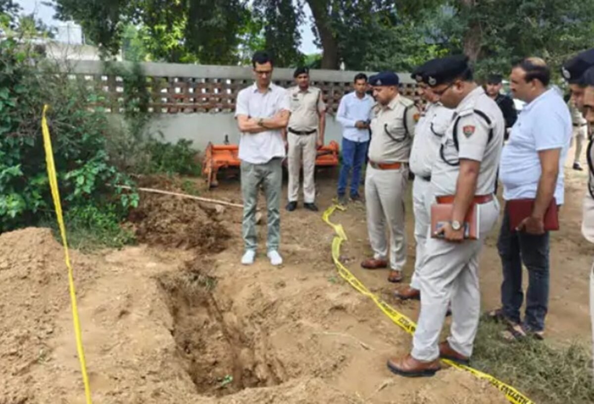 Dharuhera Murder case: भटसाना में मर्डर को लेकर पुलिस के हाथ खाली, SP Rewari ने किया मौका मुआवना घटनास्थल पर पहुंचकर जांच करते एसपी हेमेंद्र मीणा।