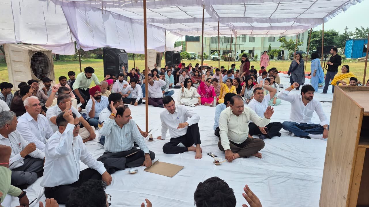 उच्च शिक्षा एवं शिक्षकों-कर्मचारियों की विभिन्न लंबित मांगों को लेकर एक विशाल विरोध प्रदर्शन