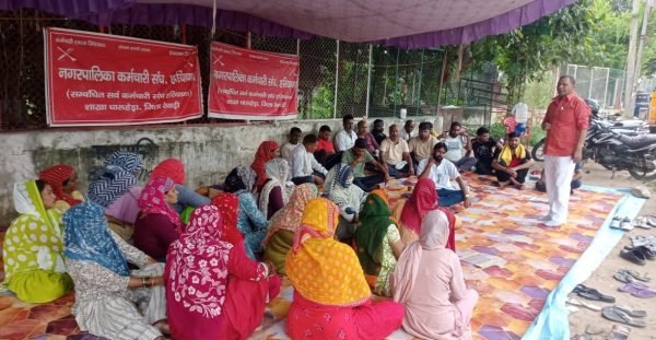 धारूहेड़ा नगर पालिका सफाई कर्मचारियों ने लगाये नारे.. FILE PHOTO
