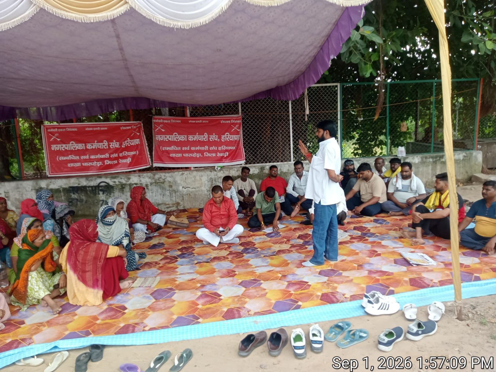धारूहेड़ा नगर पालिका सफाई कर्मचारियों ने लगाये नारे